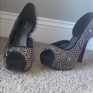 Beautiful heels. Size 6. Worn once